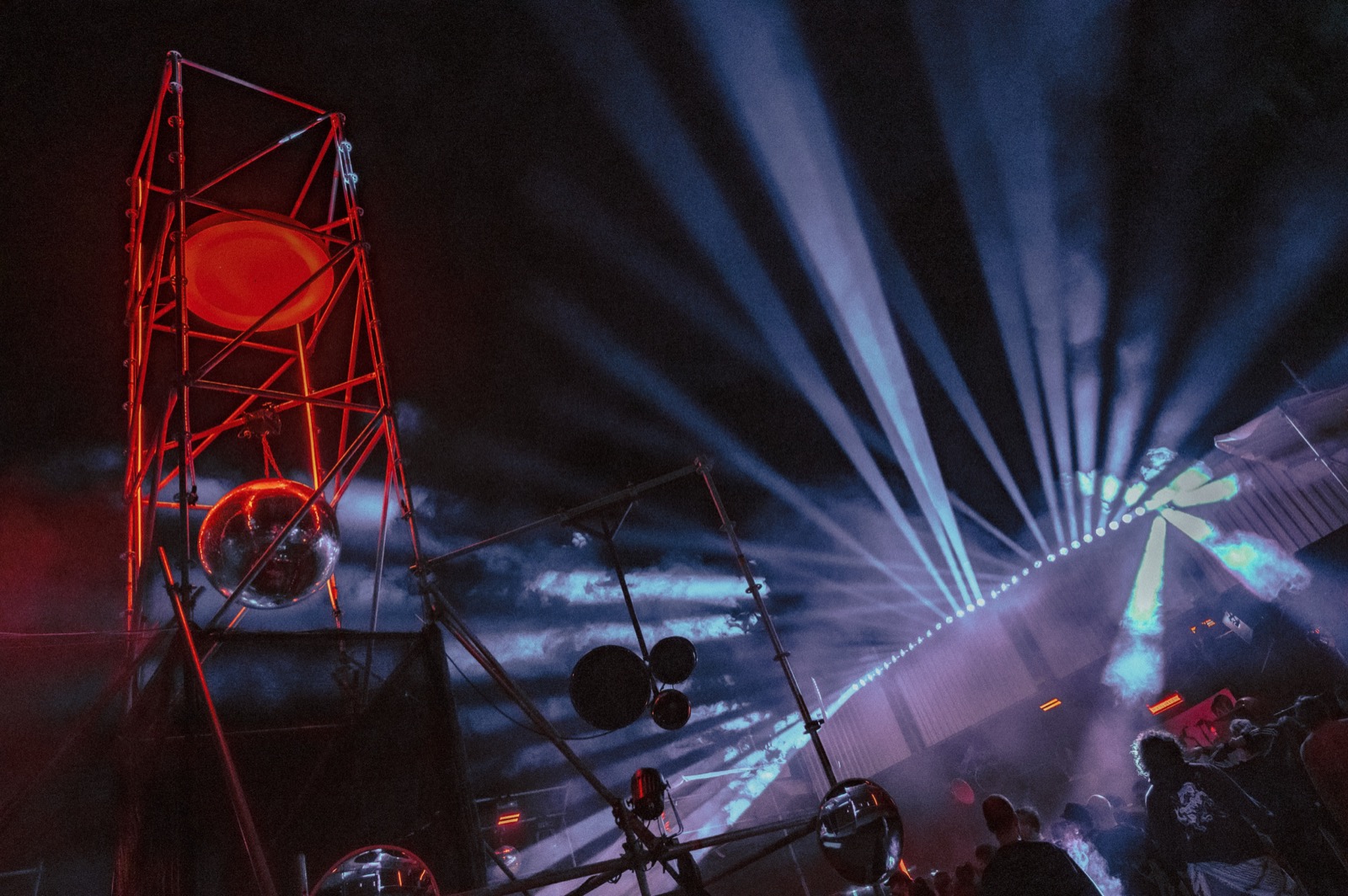 Bandes LED et lumière sur la scène du Stampf Floor au Schwing und Stampf Festival